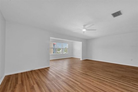 Copropriété à vendre à Gulfport, Floride: 1 chambre, 98.48 m2 № 2147462 - photo 13