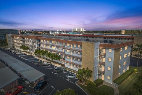 Copropriété à vendre à Gulfport, Floride: 1 chambre, 98.48 m2 № 2147462 - photo 2