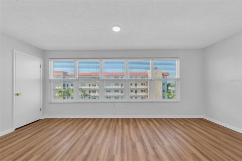 Copropriété à vendre à Gulfport, Floride: 1 chambre, 98.48 m2 № 2147462 - photo 9