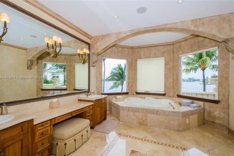 Casa en alquiler en North Miami Beach, Florida, 5 dormitorios, 556.21 m2 № 1977530 - foto 14