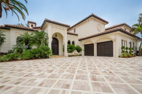 Casa en alquiler en North Miami Beach, Florida, 5 dormitorios, 556.21 m2 № 1977530 - foto 1