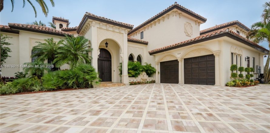 Casa en North Miami Beach, Florida 5 dormitorios, 556.21 m2 № 1977530