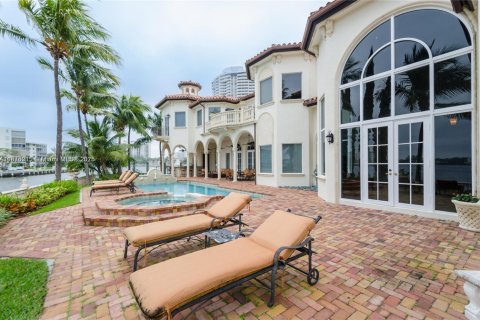 Casa en alquiler en North Miami Beach, Florida, 5 dormitorios, 556.21 m2 № 1977530 - foto 26