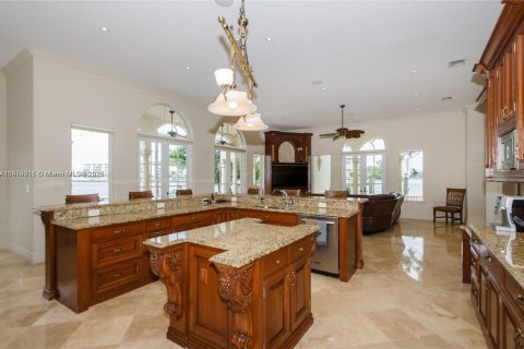 Casa en alquiler en North Miami Beach, Florida, 5 dormitorios, 556.21 m2 № 1977530 - foto 9