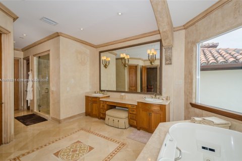 Casa en alquiler en North Miami Beach, Florida, 5 dormitorios, 556.21 m2 № 1977530 - foto 15