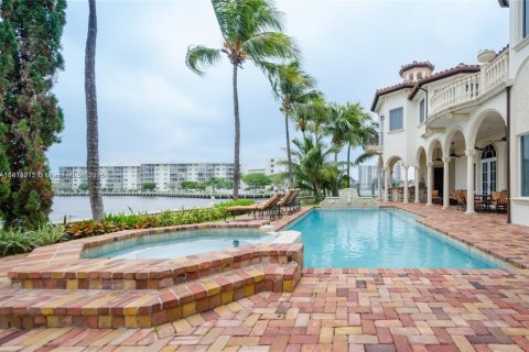 Casa en alquiler en North Miami Beach, Florida, 5 dormitorios, 556.21 m2 № 1977530 - foto 2