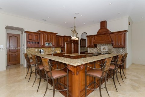 Casa en alquiler en North Miami Beach, Florida, 5 dormitorios, 556.21 m2 № 1977530 - foto 7