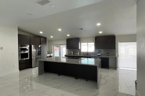 Casa en alquiler en Miami, Florida, 4 dormitorios, 136.75 m2 № 1853525 - foto 2