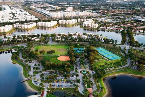 Casa en venta en Doral, Florida, 4 dormitorios, 198.63 m2 № 1968223 - foto 11