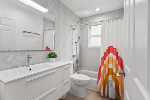 Casa en venta en Doral, Florida, 4 dormitorios, 198.63 m2 № 1968223 - foto 25