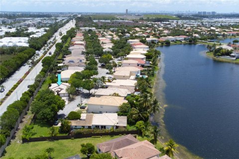 Casa en venta en Doral, Florida, 4 dormitorios, 198.63 m2 № 1968223 - foto 20