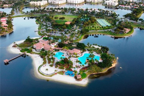 Casa en venta en Doral, Florida, 4 dormitorios, 198.63 m2 № 1968223 - foto 18