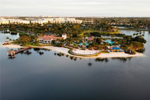 Casa en venta en Doral, Florida, 4 dormitorios, 198.63 m2 № 1968223 - foto 15