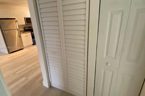 Copropriété à louer à Hollywood, Floride: 1 chambre, 67.35 m2 № 2087890 - photo 4