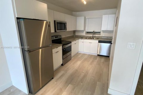 Copropriété à louer à Hollywood, Floride: 1 chambre, 67.35 m2 № 2087890 - photo 2
