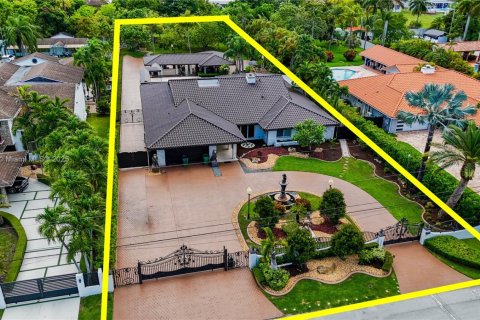 House in Miami, Florida 6 bedrooms, 442.03 sq.m. № 1768403 - photo 10
