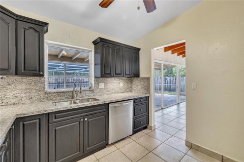 Casa en venta en Miami, Florida, 3 dormitorios, 127.55 m2 № 1925575 - foto 15