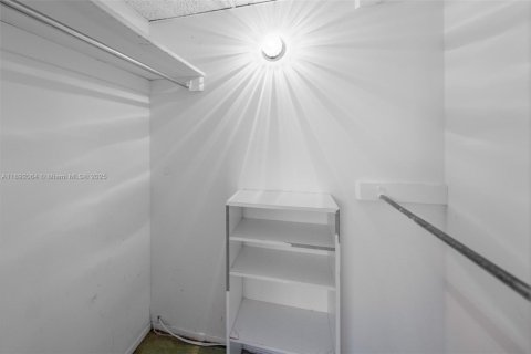 Купить кондоминиум в Халландейл-Бич, Флорида 3 спальни, 165.37м2, № 1943979 - фото 8