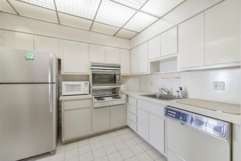 Купить кондоминиум в Халландейл-Бич, Флорида 3 спальни, 165.37м2, № 1943979 - фото 12