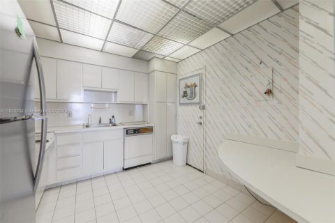 Купить кондоминиум в Халландейл-Бич, Флорида 3 спальни, 165.37м2, № 1943979 - фото 11