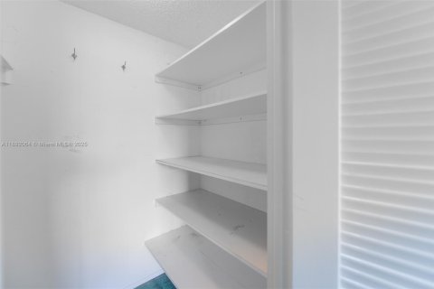 Купить кондоминиум в Халландейл-Бич, Флорида 3 спальни, 165.37м2, № 1943979 - фото 10