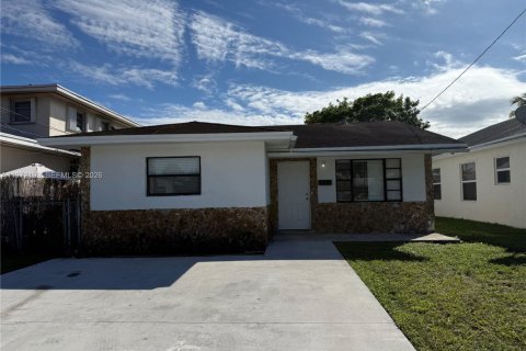 House in Hallandale Beach, Florida 3 bedrooms, 73.86 sq.m. № 2040811
