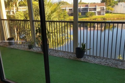 Снять в аренду кондоминиум в Лодерхилл, Флорида 2 спальни, 109.62м2, № 1949792 - фото 1
