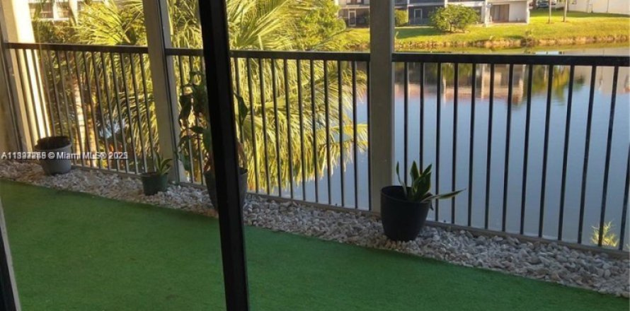 Кондоминиум с 2 спальнями в Лодерхилл, Флорида № 1949792