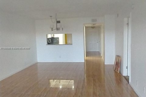 Снять в аренду кондоминиум в Лодерхилл, Флорида 2 спальни, 109.62м2, № 1949792 - фото 7