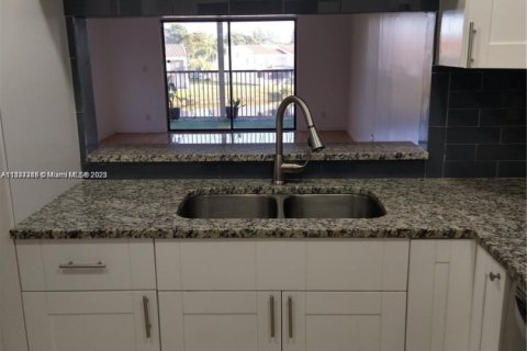 Снять в аренду кондоминиум в Лодерхилл, Флорида 2 спальни, 109.62м2, № 1949792 - фото 4