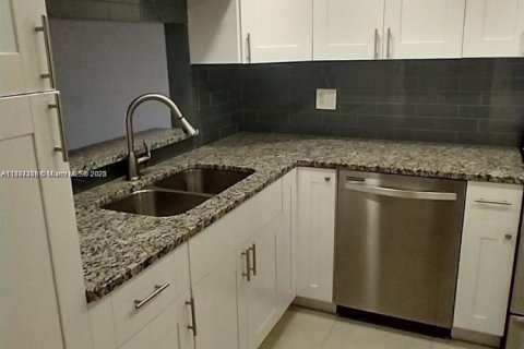 Снять в аренду кондоминиум в Лодерхилл, Флорида 2 спальни, 109.62м2, № 1949792 - фото 3