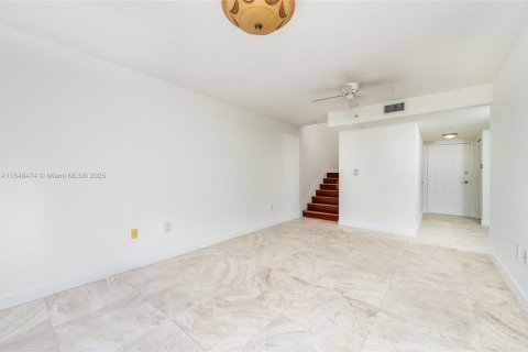 Condo in Miami, Florida, 2 bedrooms  № 1850344 - photo 9