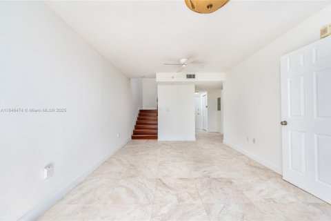 Condo in Miami, Florida, 2 bedrooms  № 1850344 - photo 15