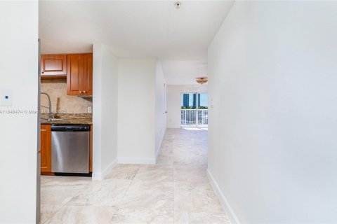 Condo in Miami, Florida, 2 bedrooms  № 1850344 - photo 26