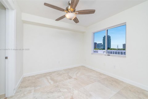 Condo in Miami, Florida, 2 bedrooms  № 1850344 - photo 12