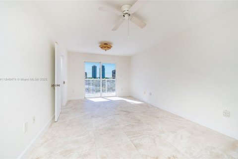 Condo in Miami, Florida, 2 bedrooms  № 1850344 - photo 11