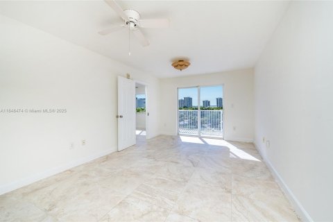 Condo in Miami, Florida, 2 bedrooms  № 1850344 - photo 6