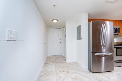 Condo in Miami, Florida, 2 bedrooms  № 1850344 - photo 22