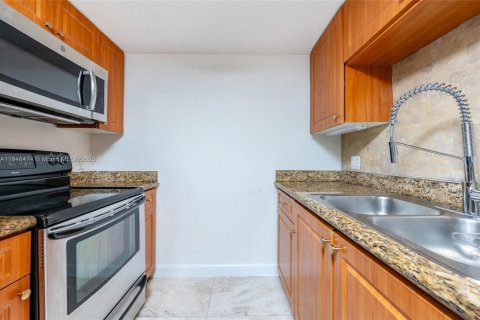 Condo in Miami, Florida, 2 bedrooms  № 1850344 - photo 24