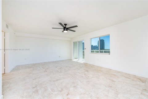 Condo in Miami, Florida, 2 bedrooms  № 1850344 - photo 17