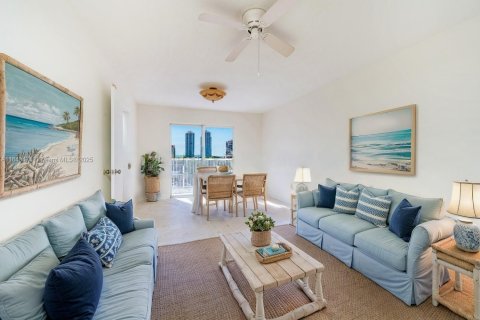 Condo in Miami, Florida, 2 bedrooms  № 1850344 - photo 10