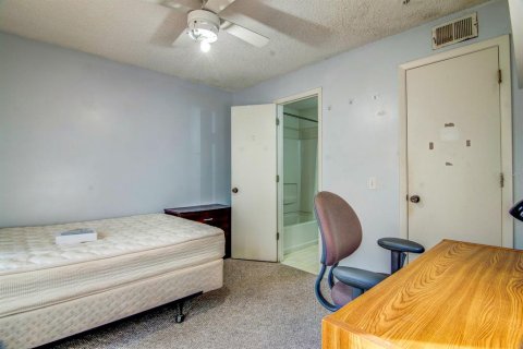 Condo in Gainesville, Florida, 4 bedrooms № 2105439 - photo 15