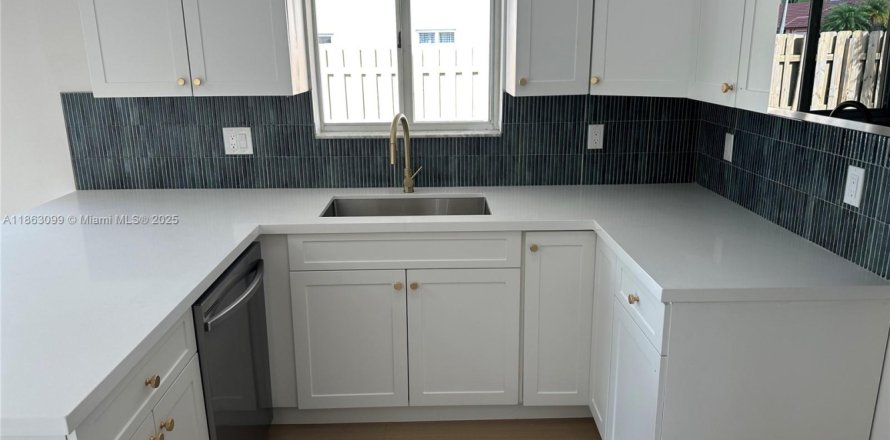 House in Miami, Florida 3 bedrooms, 124.02 sq.m. № 1890333
