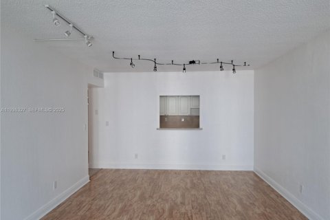 Condo in Sunny Isles Beach, Florida, 1 bedroom  № 1994330 - photo 13