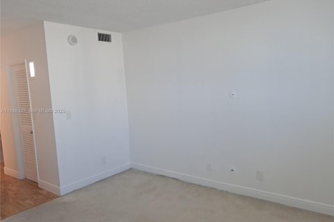 Condo in Sunny Isles Beach, Florida, 1 bedroom  № 1994330 - photo 11