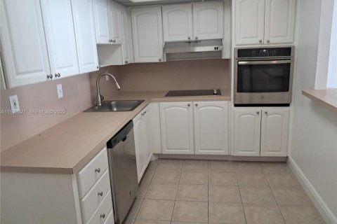 Condo in Sunny Isles Beach, Florida, 1 bedroom  № 1994330 - photo 12