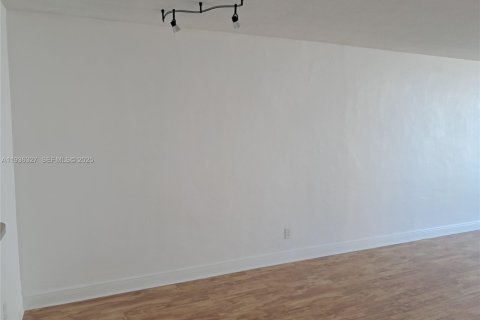 Condo in Sunny Isles Beach, Florida, 1 bedroom  № 1994330 - photo 9