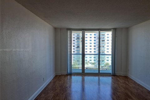 Condo in Sunny Isles Beach, Florida, 1 bedroom  № 1994330 - photo 15