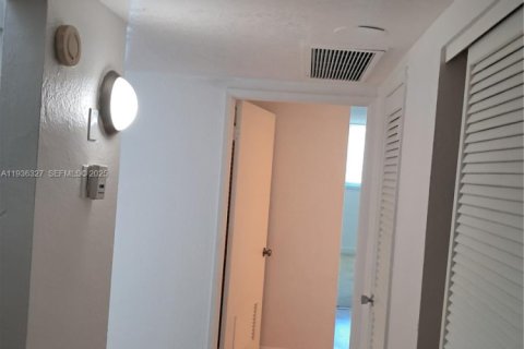 Condo in Sunny Isles Beach, Florida, 1 bedroom  № 1994330 - photo 2