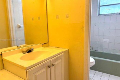 Condo in Miami, Florida, 2 bedrooms № 1932749 - photo 11